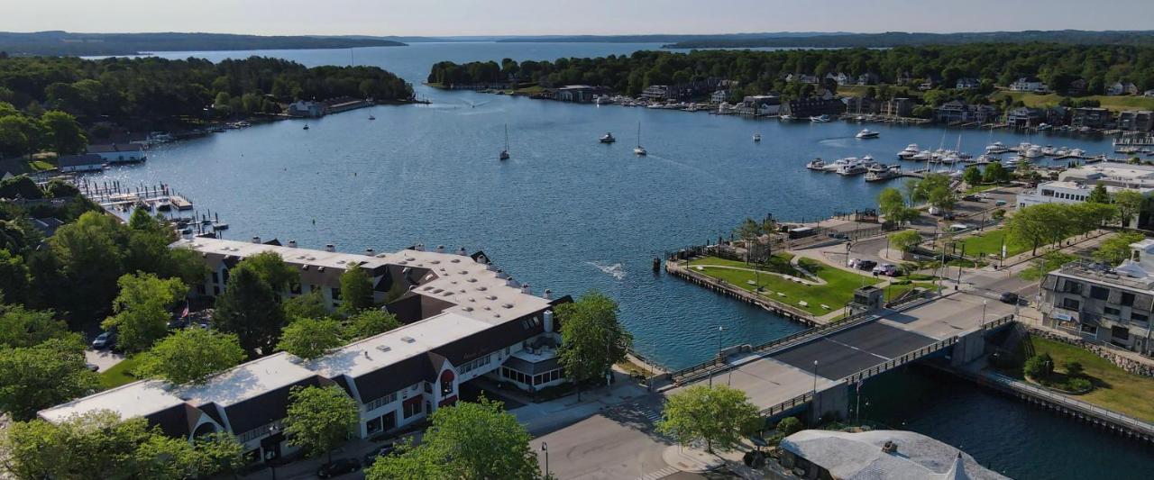 359 Edgewater Inn Charlevoix Exteriör bild