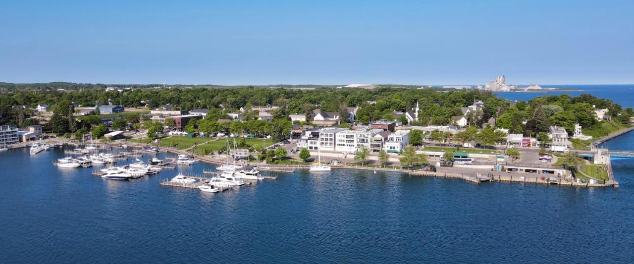 359 Edgewater Inn Charlevoix Exteriör bild